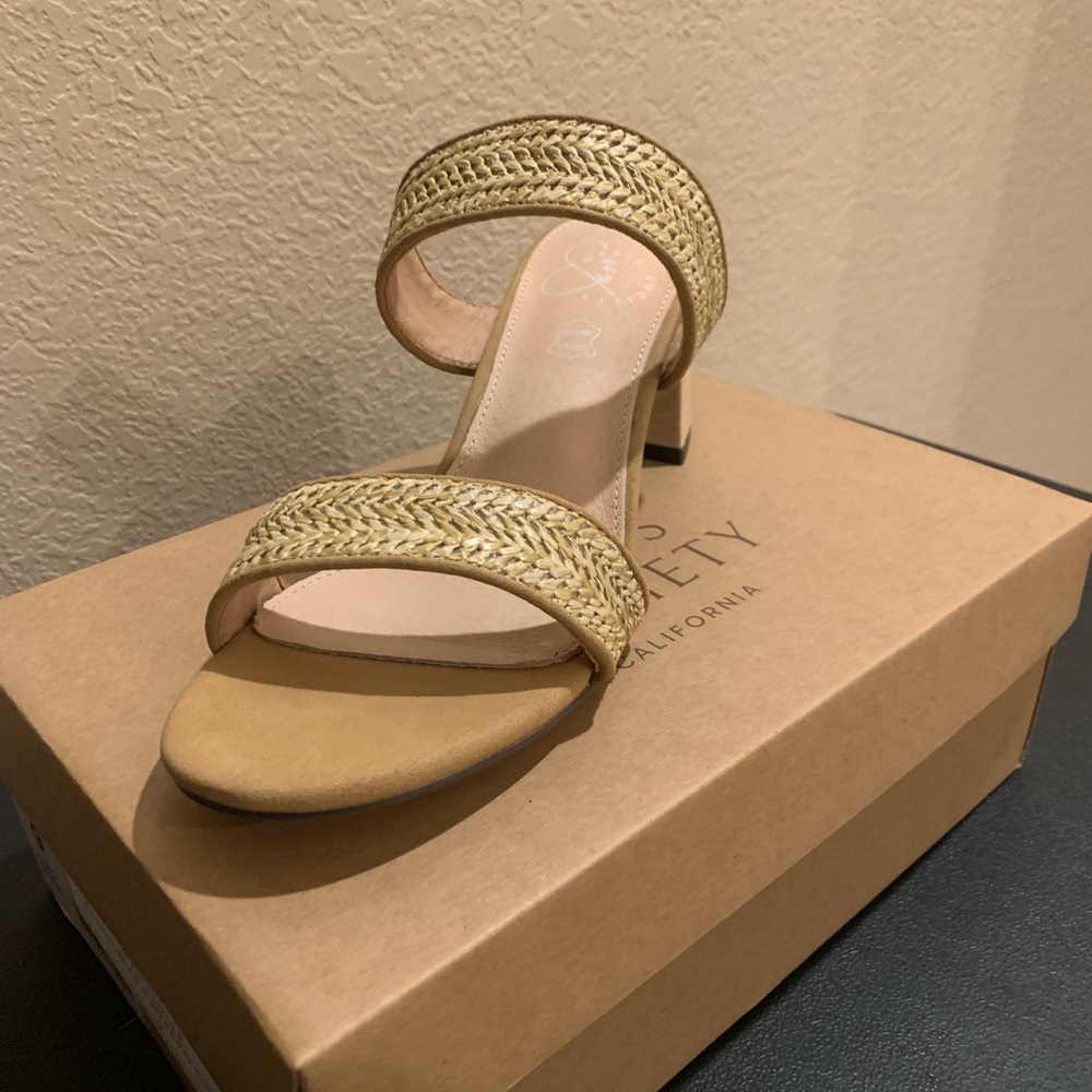 Oasis Society Block Heeled Sandals. Size 9.